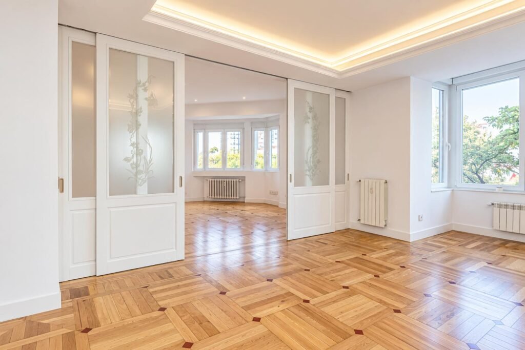 Reforma integral de piso en Madrid en Calle Galileo con parquet restaurado
