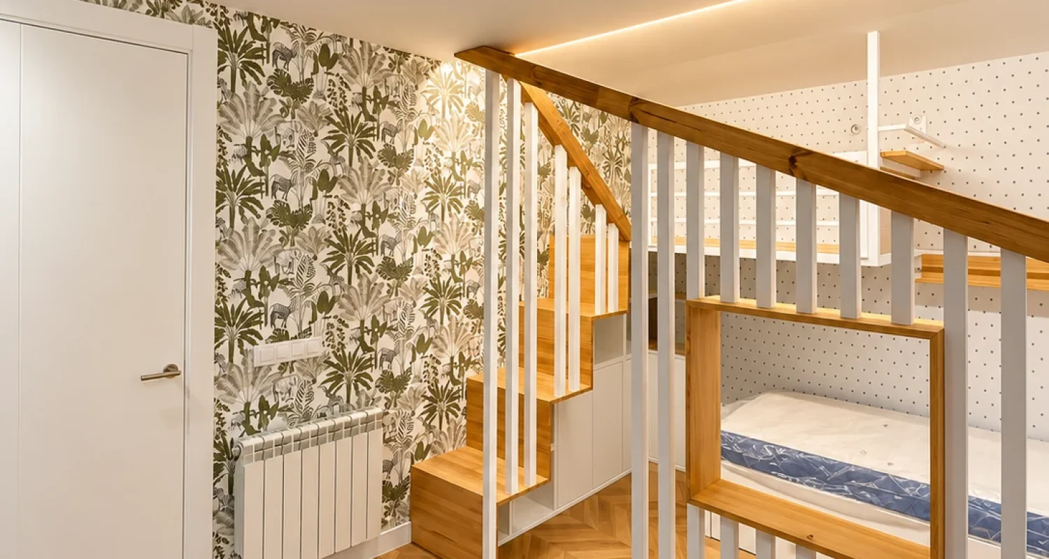 Dormitorio infantil con diseño de camas y barandilla en reforma integral Madrid por Global Oltenia