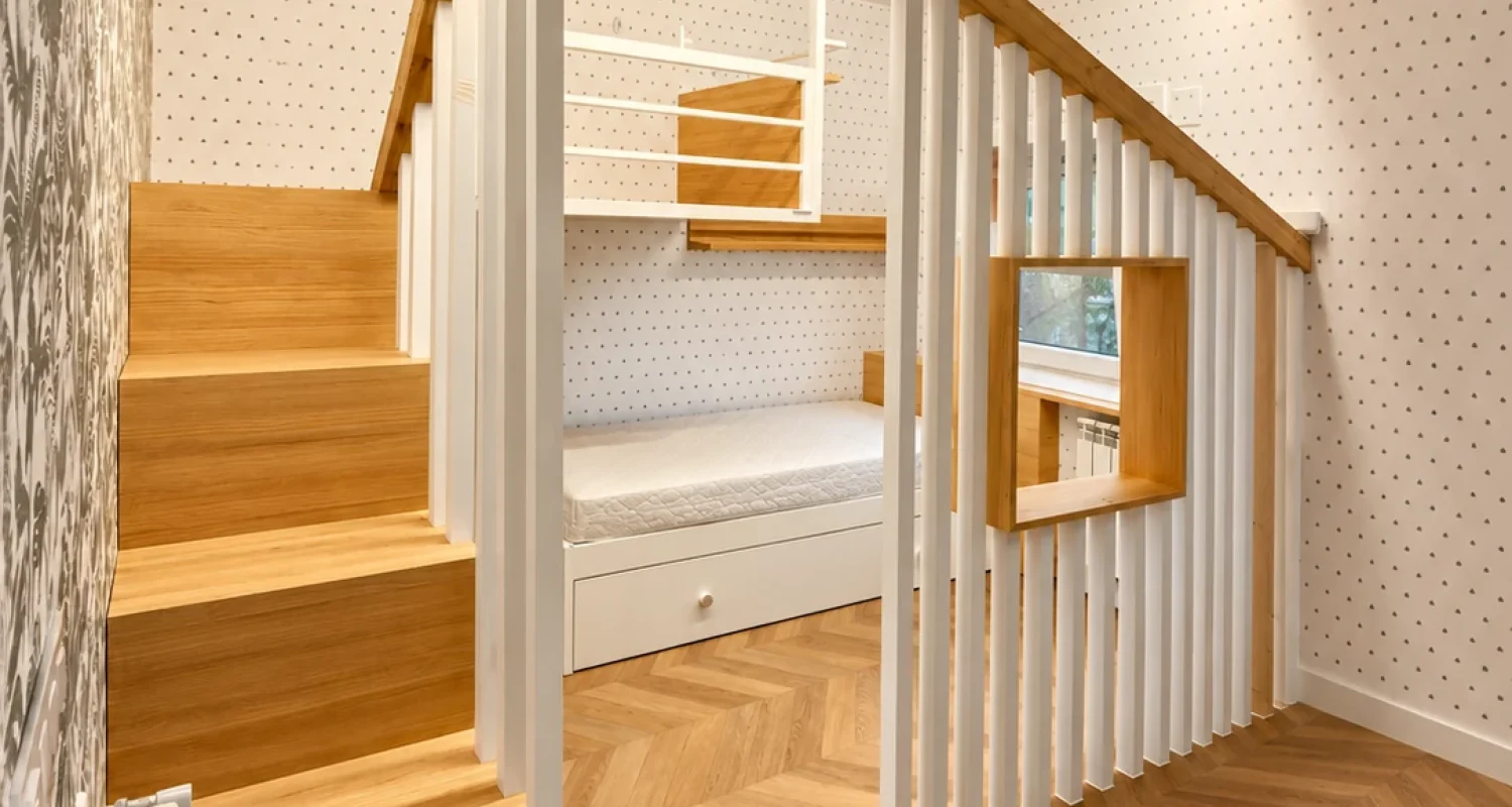 Dormitorio infantil con estructura de madera a medida en reforma integral Madrid por Global Oltenia