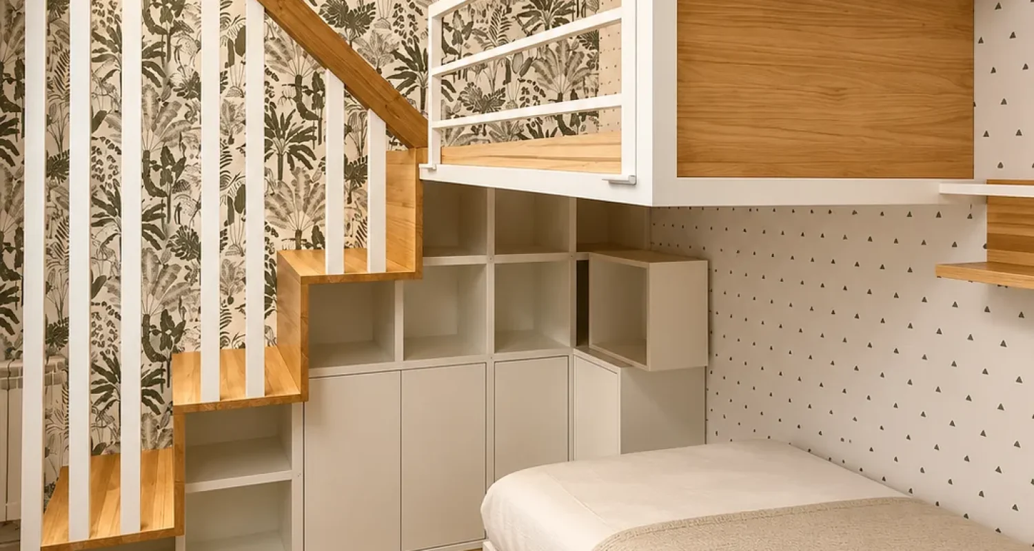 Habitación infantil con litera y escalera de diseño en reforma integral calle Doctor Casal Madrid por Global Oltenia