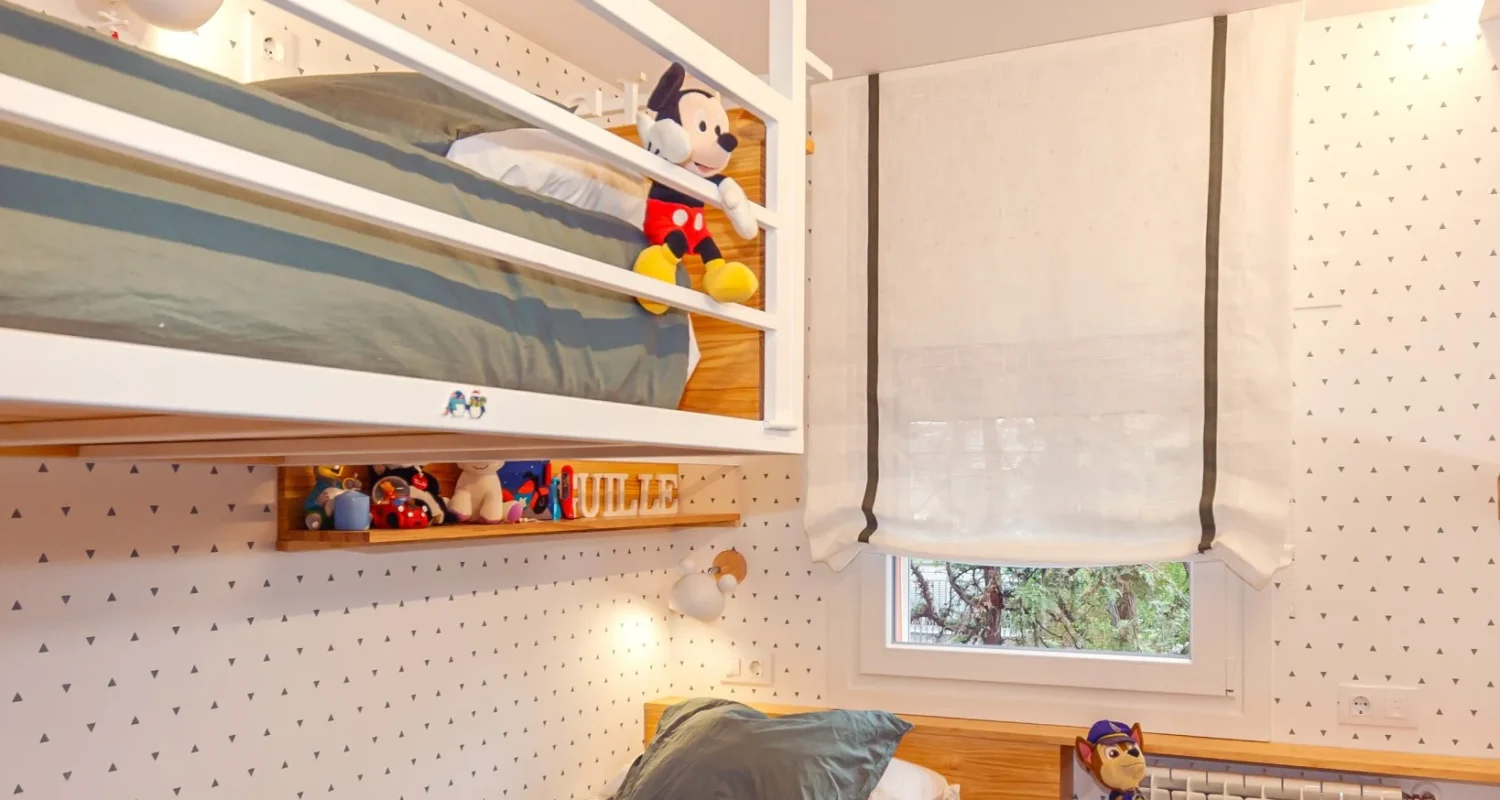 Habitación infantil con camas compactas y escritorio en reforma integral Madrid por Global Oltenia