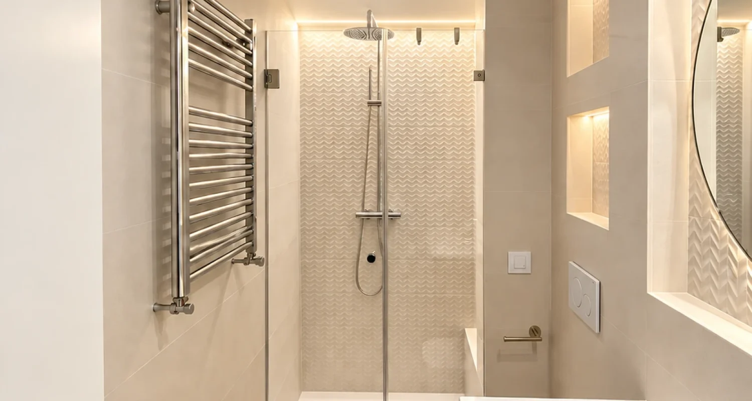 Cuarto de baño minimalista con ducha y hornacinas iluminadas en reforma integral Madrid por Global Oltenia