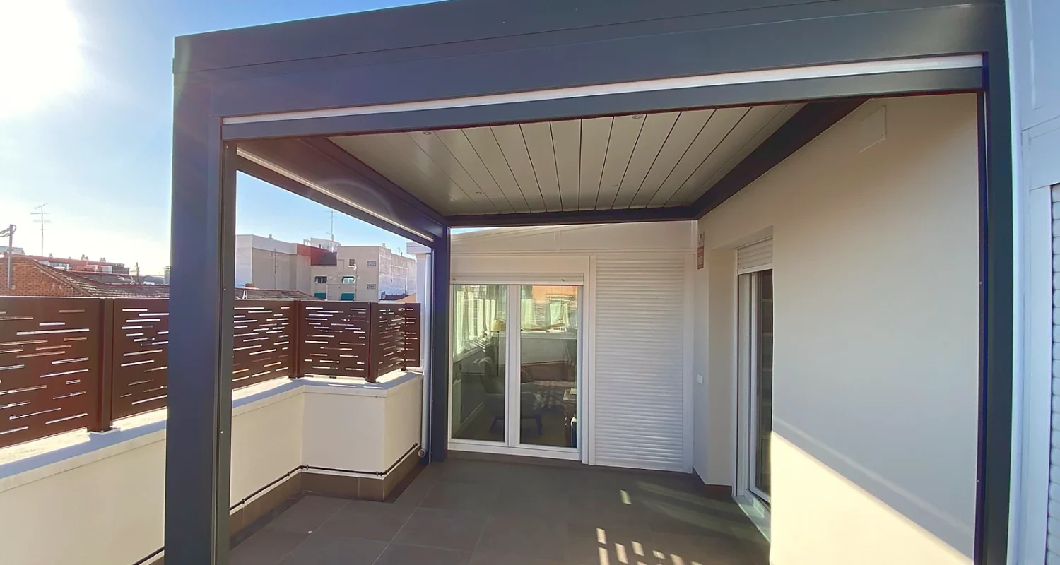 Reforma integral de ático en Aviador Zorita, Madrid – terraza con pérgola