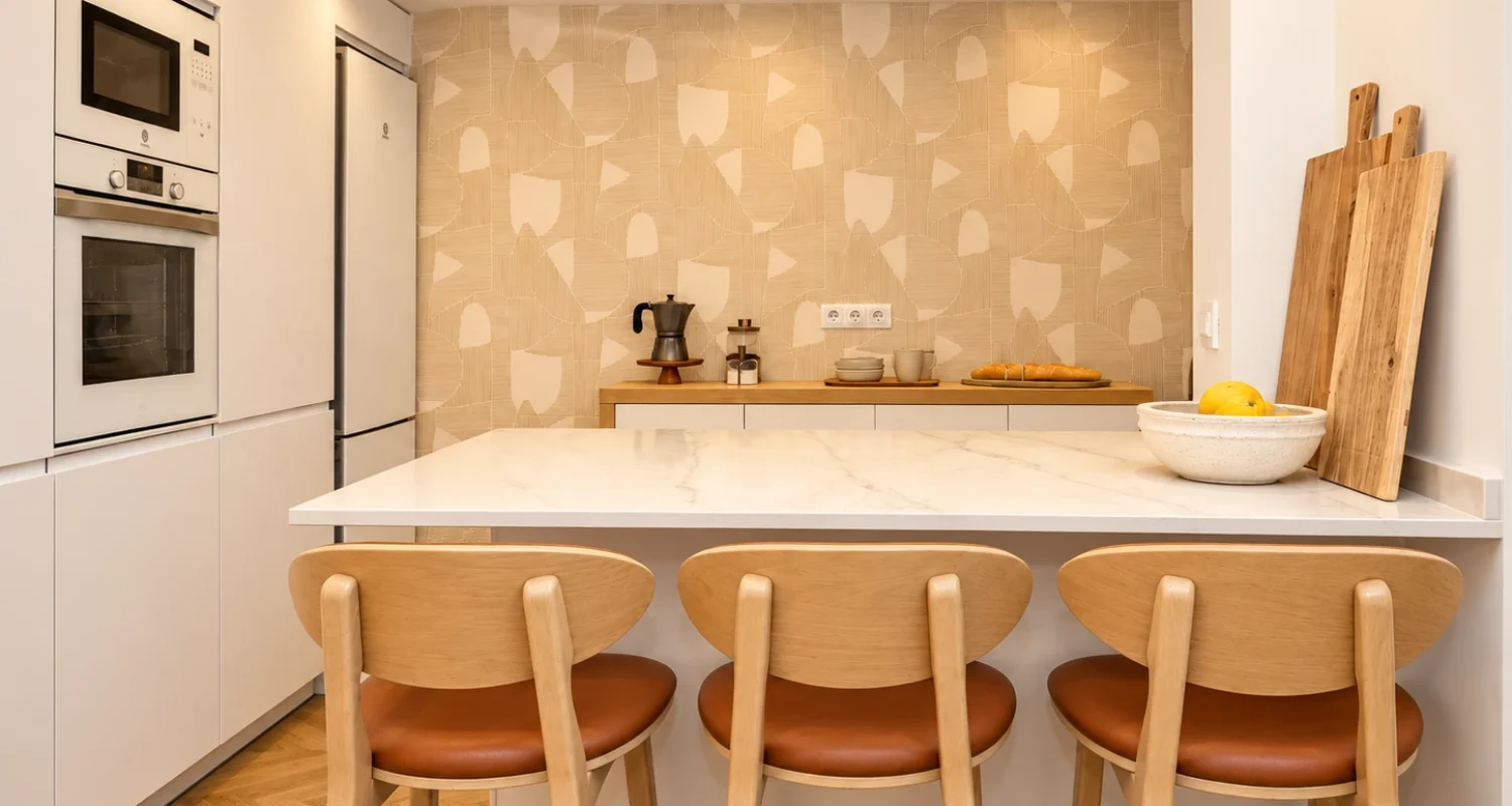 Cocina moderna con península en reforma integral calle Doctor Casal Madrid por Global Oltenia
