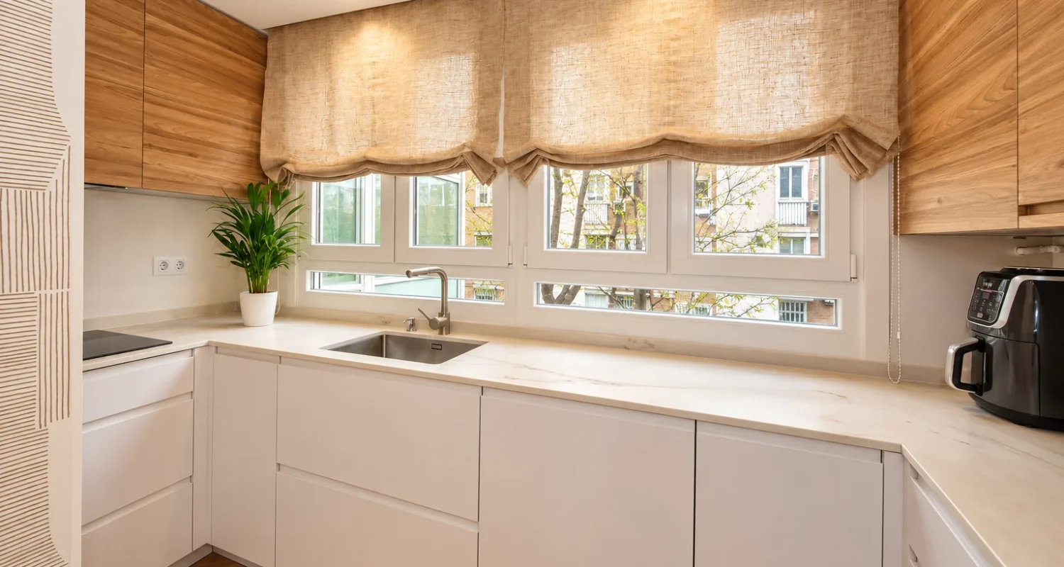 Cocina con ventana en reforma integral calle Doctor Casal Madrid por Global Oltenia