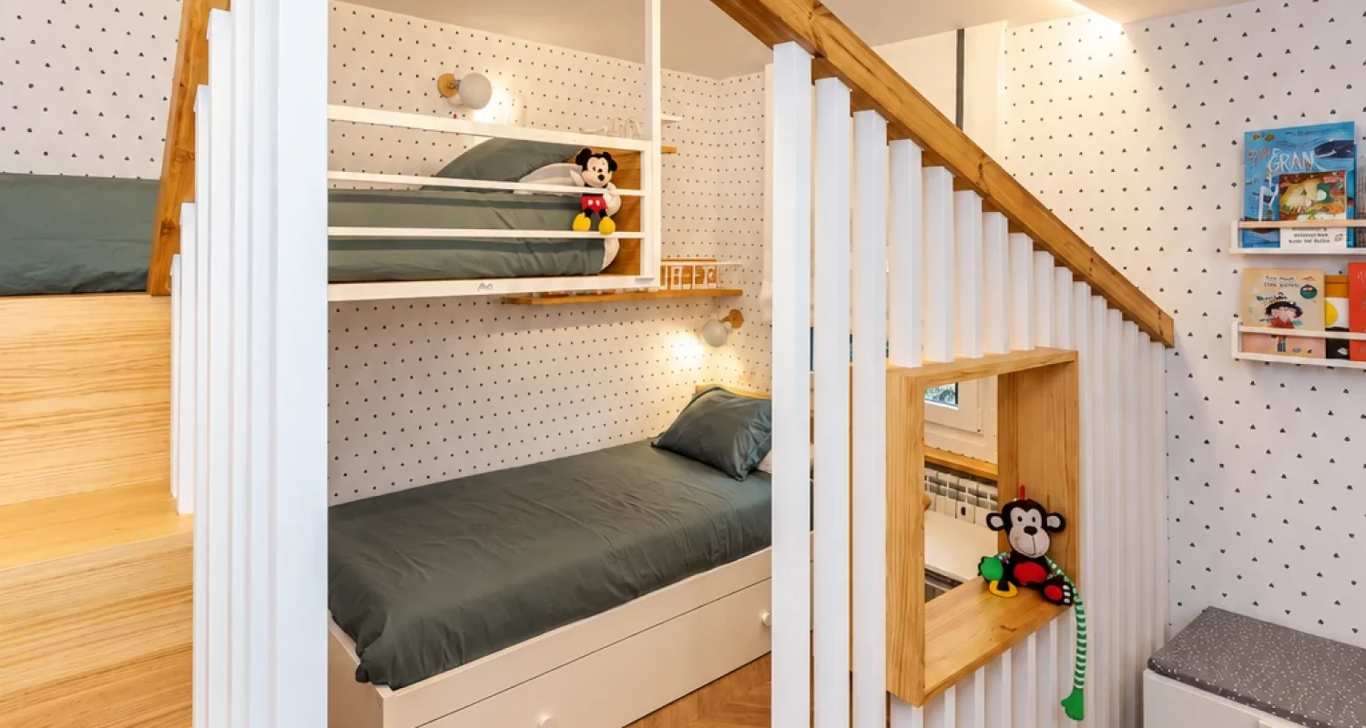 Dormitorio infantil con estructura de madera en reforma integral calle Doctor Casal Madrid por Global Oltenia