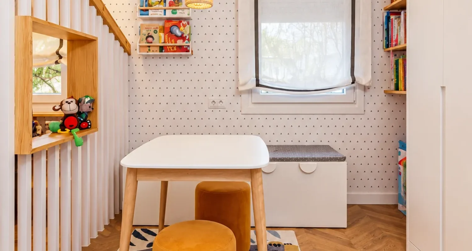 Habitación infantil con escritorio y zona de juegos en reforma integral calle Doctor Casal Madrid por Global Oltenia