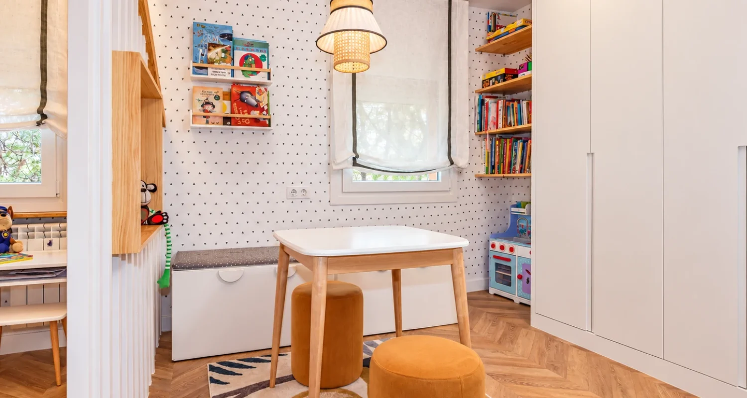 Habitación infantil con mesa y zona de estudio en reforma integral calle Doctor Casal Madrid por Global Oltenia