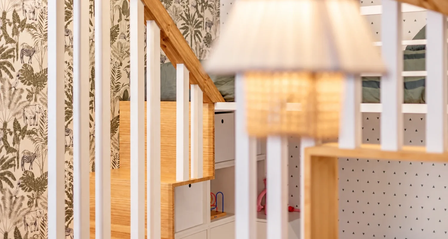 Detalle de cama alta de estilo nórdico en habitación infantil de reforma integral calle Doctor Casal Madrid por Global Oltenia