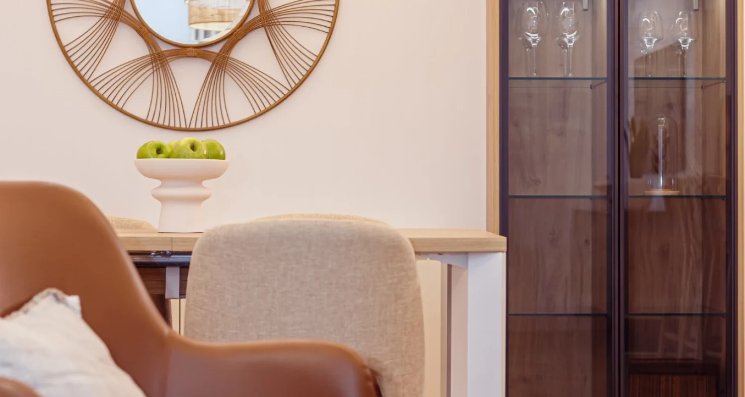 Salón comedor con mobiliario de diseño en reforma integral calle Doctor Casal Madrid por Global Oltenia