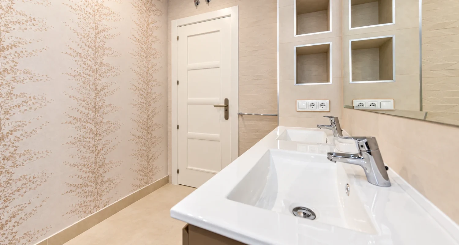 Mueble de doble lavabo en baño de reforma integral en calle Galileo Madrid