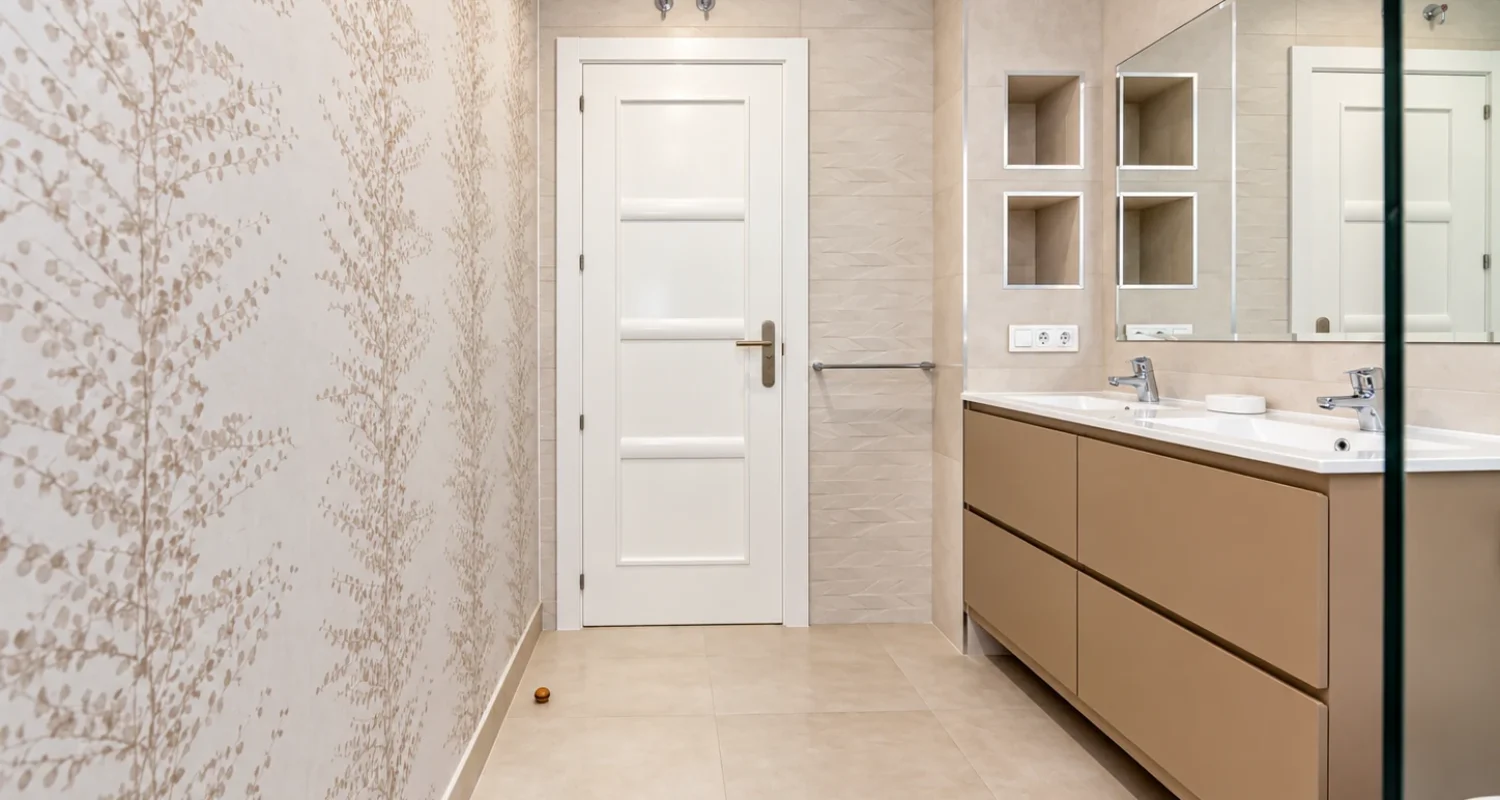 Mueble de baño suspendido en reforma integral de vivienda en calle Galileo Madrid