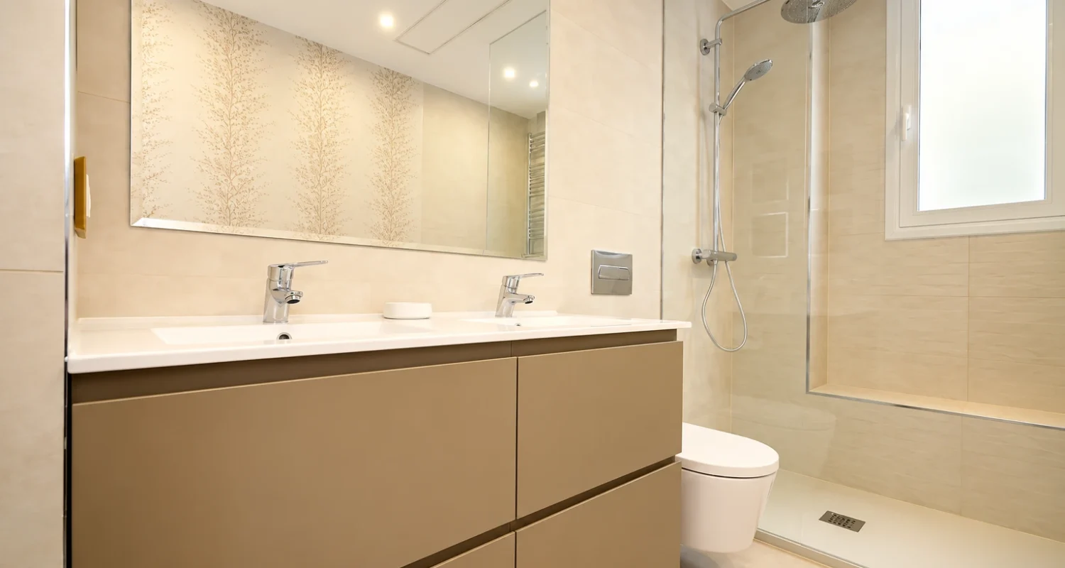Mueble de lavabo y zona de ducha en reforma integral calle Galileo Madrid