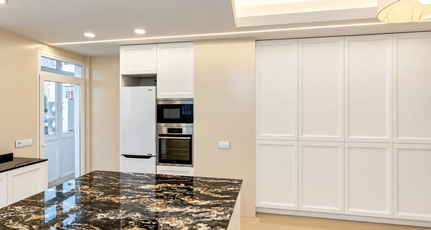 Cocina moderna con isla en reforma integral calle Galileo Madrid