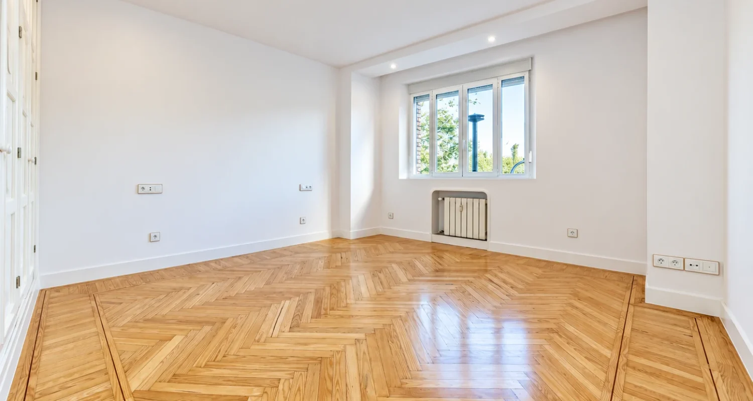 Dormitorio con suelo de parqué en reforma integral calle Galileo Madrid