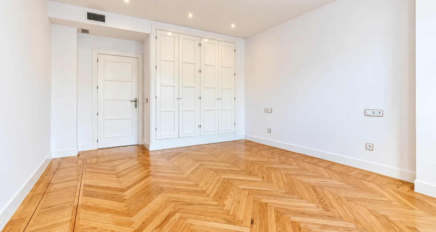Dormitorio con armario empotrado en reforma integral calle Galileo Madrid