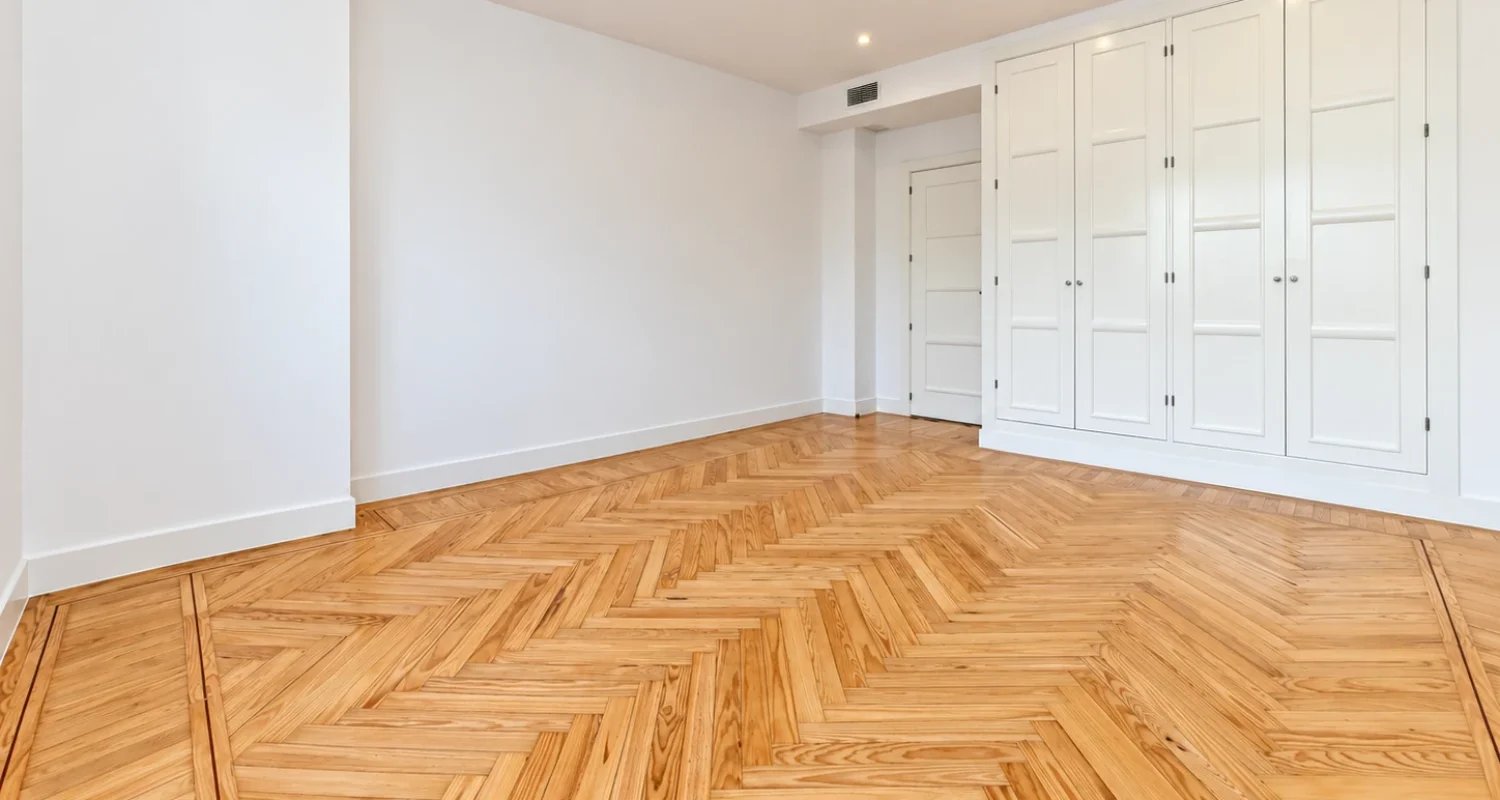 Dormitorio con parqué y armarios en reforma integral calle Galileo Madrid