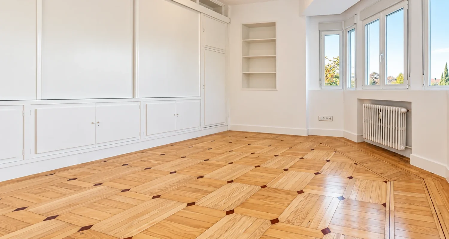 Estancia luminosa con parqué y ventanal en reforma integral calle Galileo Madrid