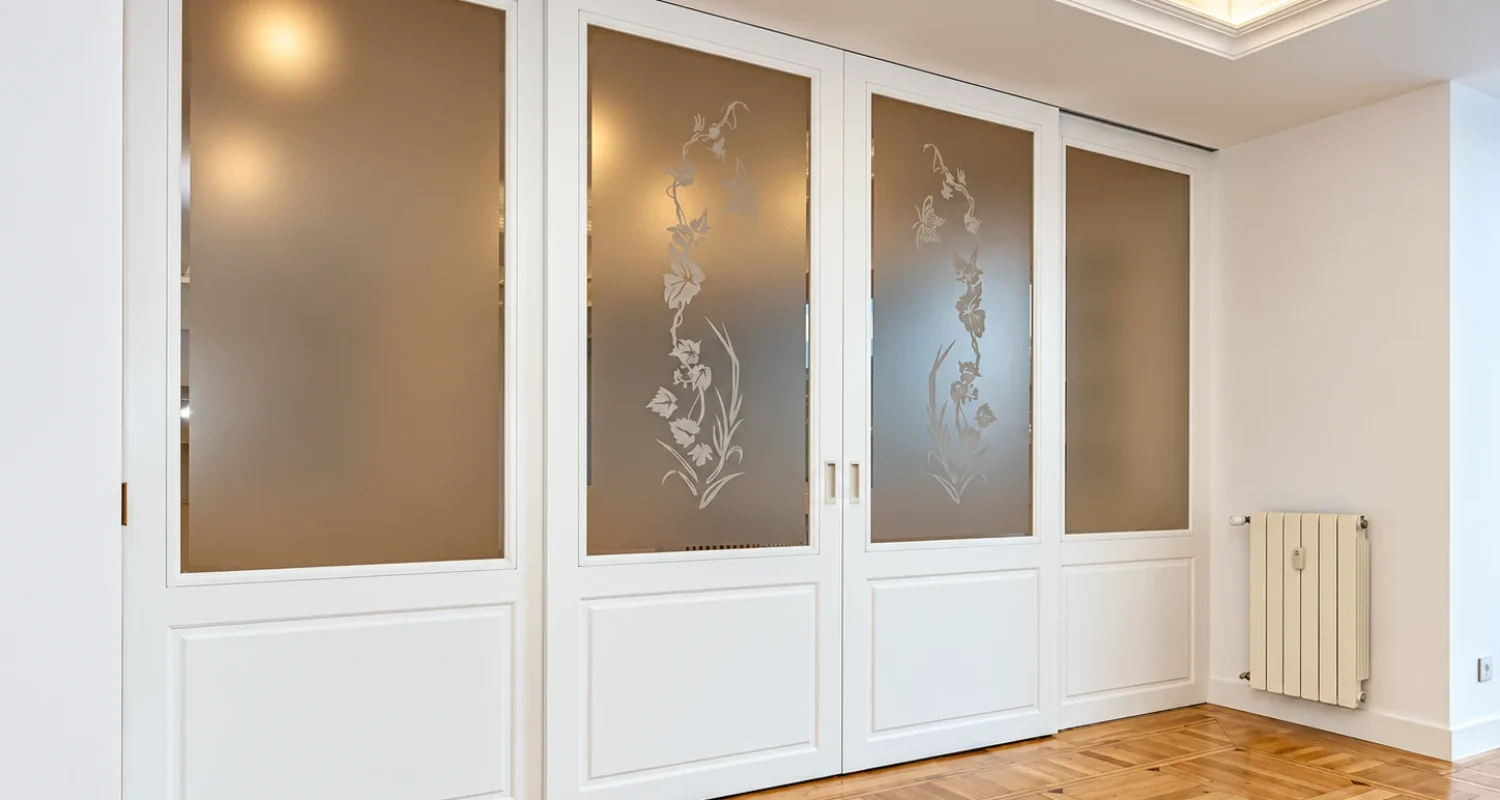 Salón con parqué y puertas divisorias en reforma integral calle Galileo Madrid