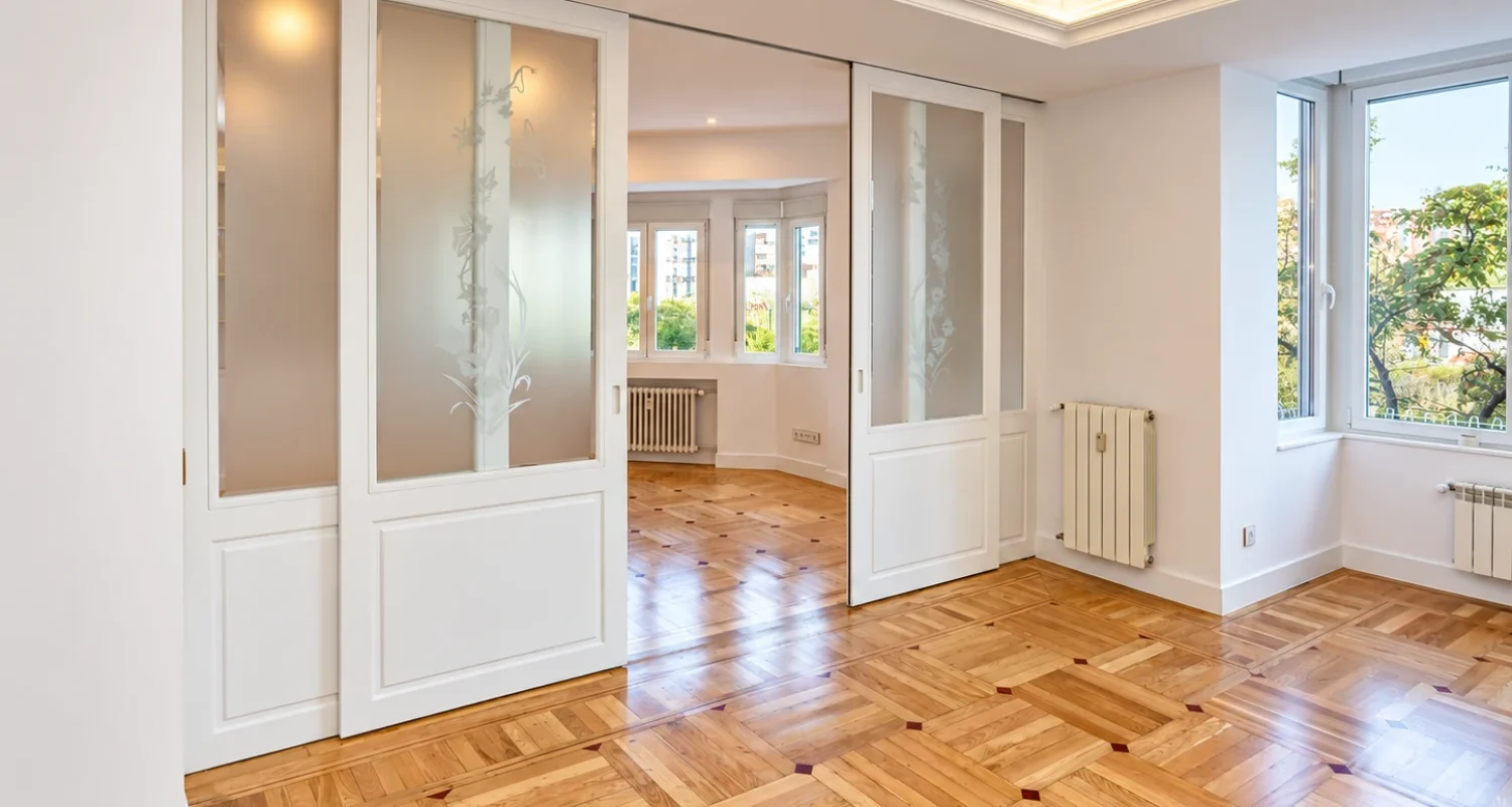 Salón con puertas correderas en reforma integral calle Galileo Madrid