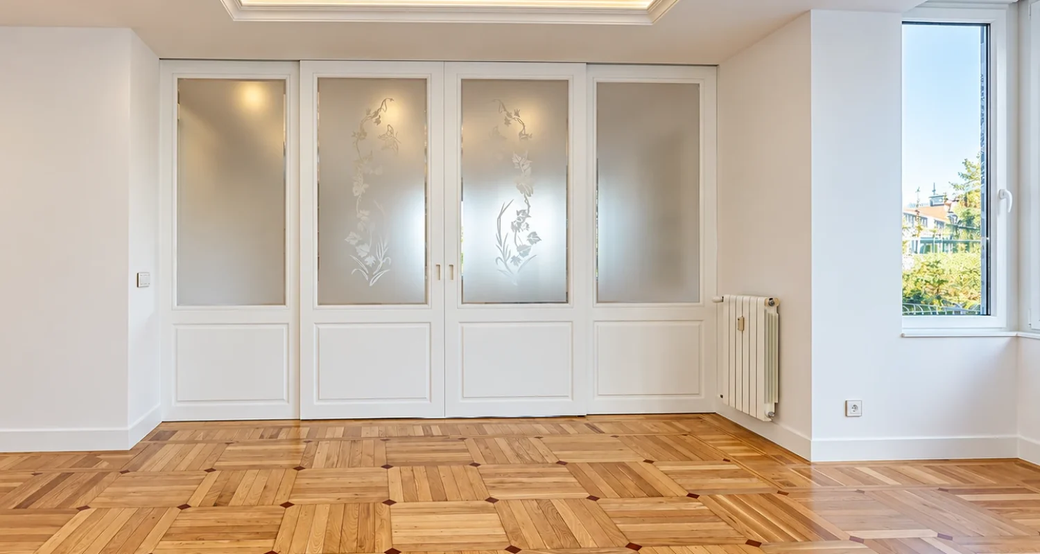 Salón con puertas de cristal en reforma integral calle Galileo Madrid