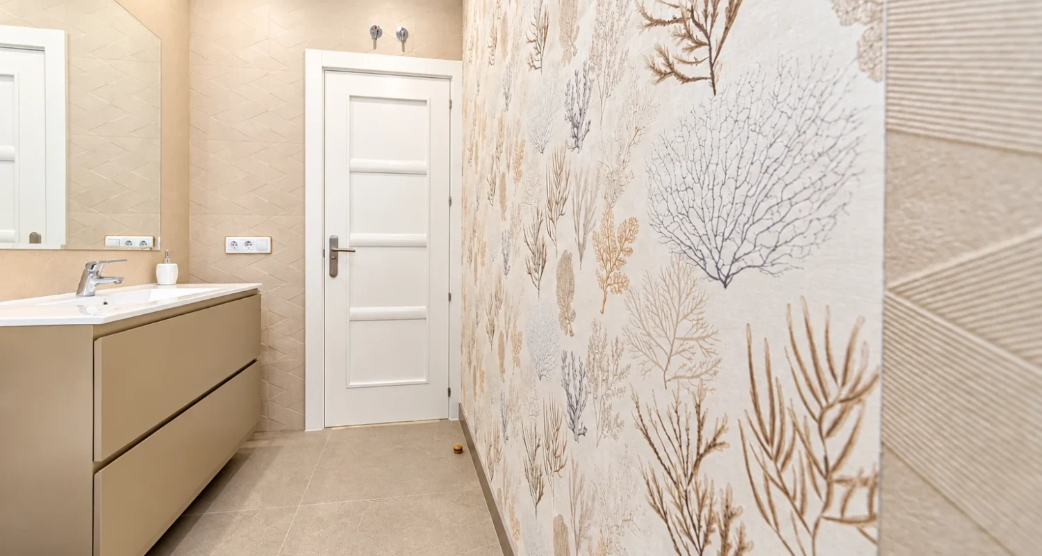 Baño con pared decorativa en reforma integral piso calle Galileo Madrid