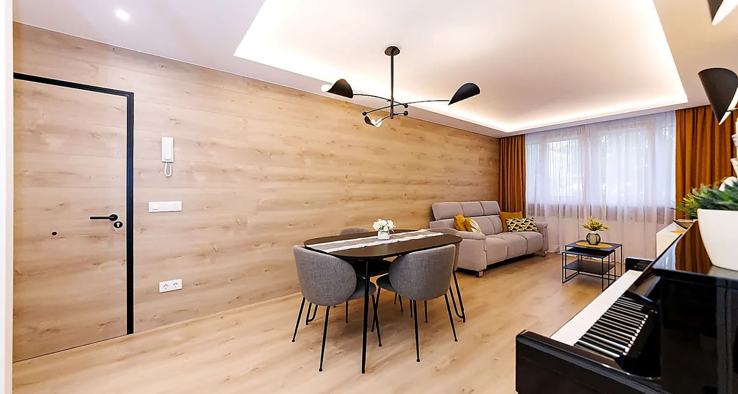 Salón-comedor de piso reformado en Mejorada del Campo, con puerta integrada, zona de comedor e iluminación moderna.