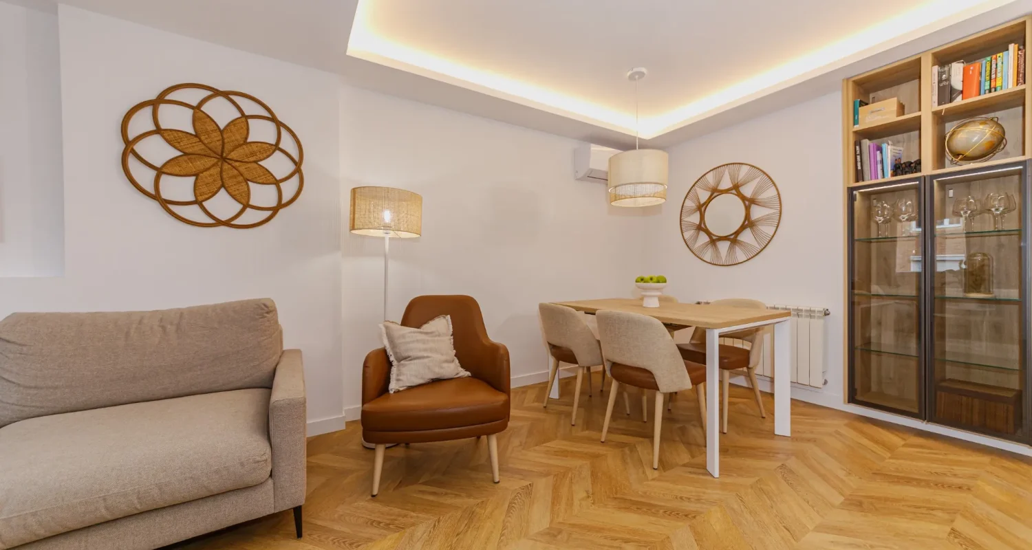 Salón comedor con diseño integrado en reforma integral calle Doctor Casal Madrid por Global Oltenia